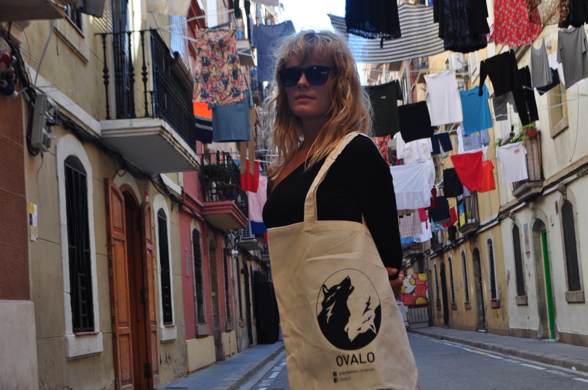 Óvalo tote bag in a Barceloneta street, Barcelona